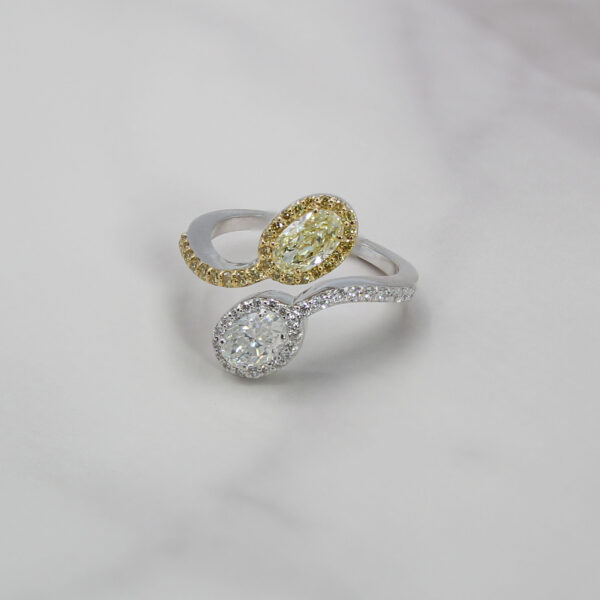 "Lemon Twist" Estate Toi et Moi Diamond Ring - Image 2
