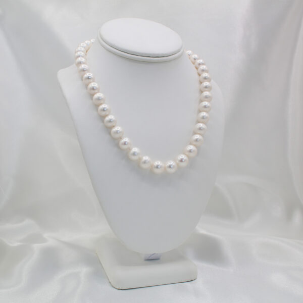 "Classic Beauty" Vintage Pearl Necklace - Image 3