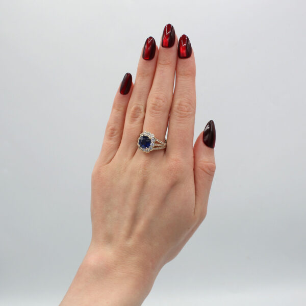 "Scalloped Style" Estate Sapphire Ring - Image 3